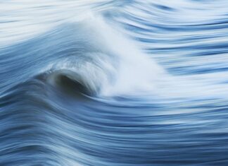 Na jakie dwa sposoby Dynamiczne reklamy w wyszukiwarce zwiększają skuteczność kampanii reklamowej?