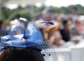 Po której stronie fascynator?