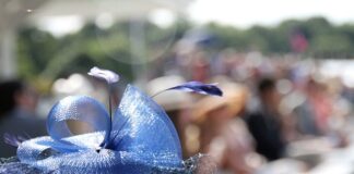 Co to znaczy fascynator?